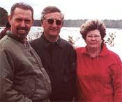 El Ing. Agr. Jos Enrique Guerrero con dos comodorenses visitando las Cataratas del Iguaz. Ellos son Hermina Norval de Venter y Andrs Venter (al centro).